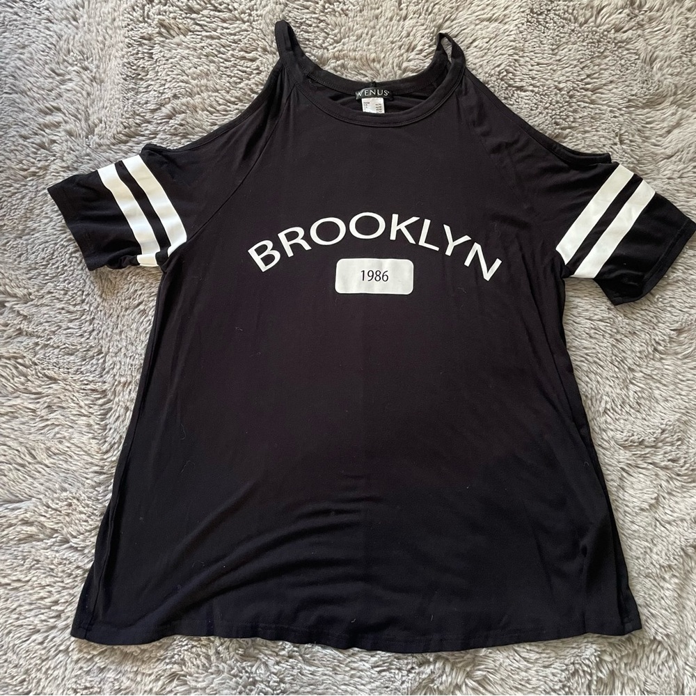 ⭐️⭐️⭐️Venus Brooklyn oversized shirt size Large